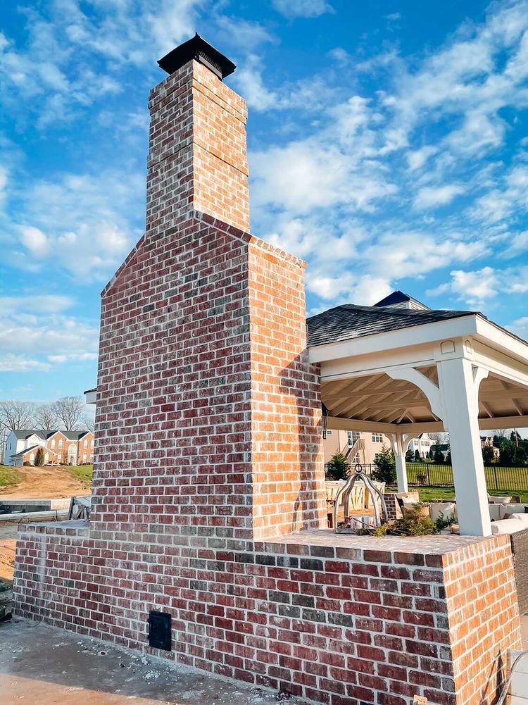 SpaldingTudor-WhiteMortar-@melissaleigh44-OutdoorFireplace_2