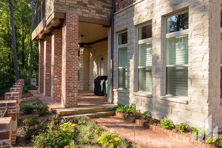 Full-Bed-Stone-Renaissance-Georgia-Cafe-3